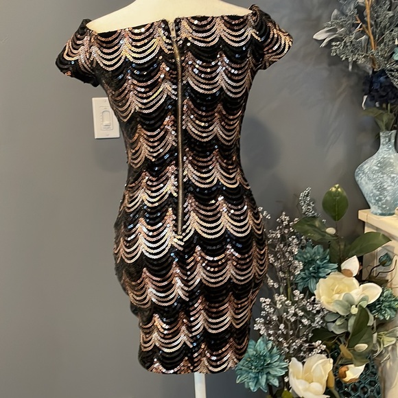 Beautiful knee length sequin dress! Only worn once! like brand new!! - Picture 3 of 3
